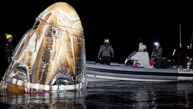 The "Dragon" capsule from Musk's space company SpaceX was recovered immediately after the splashdown. (Bild: APA/Getty Images via AFP/GETTY IMAGES/NASA)