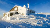 Fassade der Fischerhütte am Schneeberg setzten Wind und Schnee extrem zu.