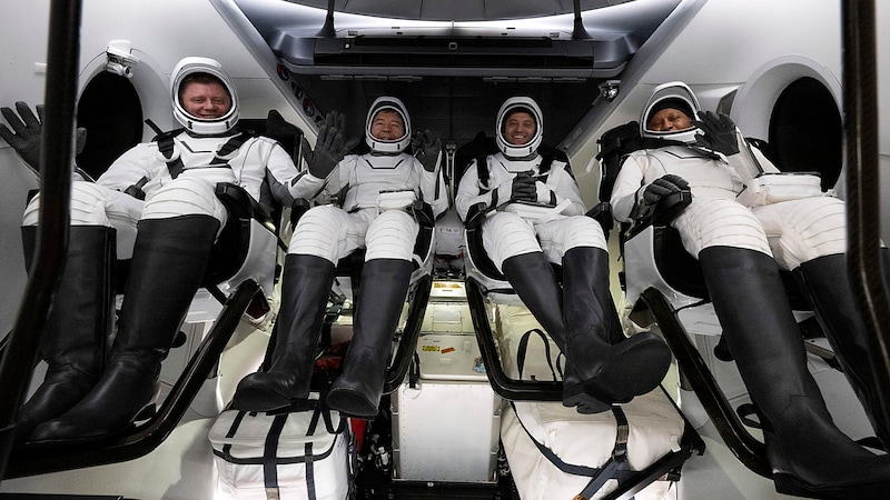 Great relief and joy for Matthew Dominick, Michael Barratt, Jeanette Epps and Alexander Grebenkin after landing in the sea (Bild: APA/AP)