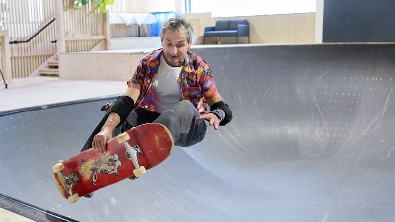 The well-known environmental physician Hans-Peter Hutter has already tested the new hall as an enthusiastic skater. (Bild: Stadt Wien/Markus Wache)