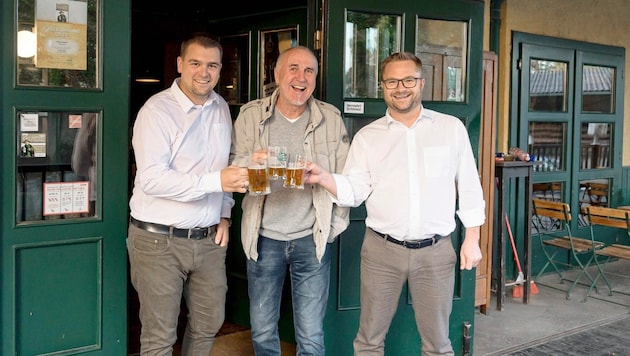 Cult restaurant owner Reinhard Kruspel (center) has found the right partners in Mistelbach's mayor Stubenvoll (right) and city councilor Schamann. (Bild: Molnar Attila/Attila Molnar)