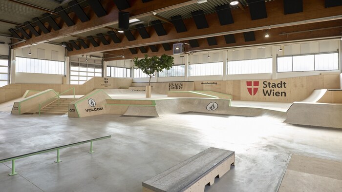 Neben Hindernissen und Parcours bietet die Halle auch reichlich Platz für Pausen.