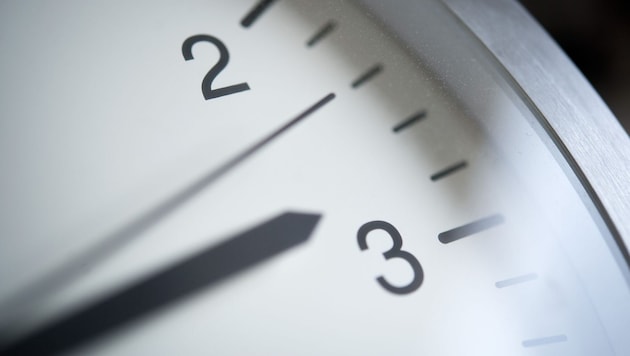 On Sunday night, the clock is set back by one hour. (Bild: APA/dpa/Daniel Naupold)