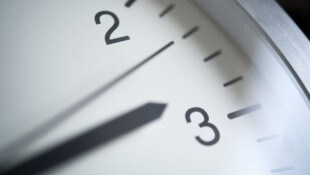 In der Nacht zum Sonntag wird die Uhr um eine Stunde zurückgestellt.