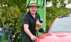 Gastwirt Alfons Baldinger (56, li.) zog das Projekt E-Ladepark ganz ohne finanzielle Beteiligung ...