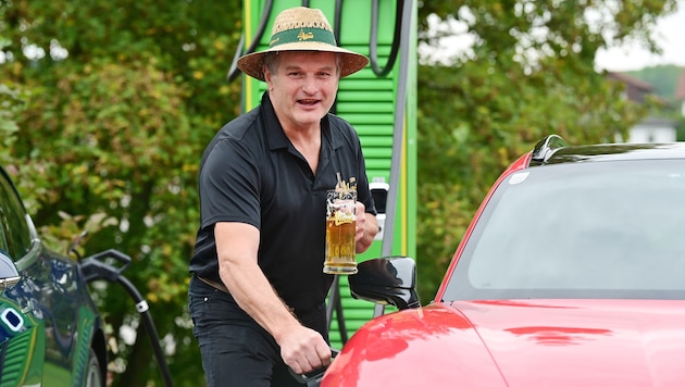 Innkeeper Alfons Baldinger (56, left) went ahead with the e-charging park project without any financial involvement from the municipality. (Bild: Spitzbart Wolfgang/Wolfgang Spitzbart)