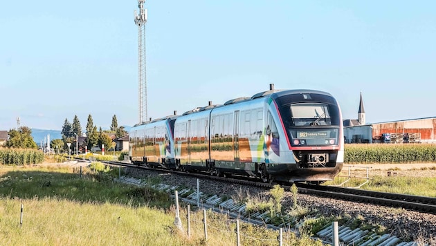 Noch fährt die Mattigtalbahn ohne Strom, ab 2027 wird sich das ändern. (Bild: Scharinger Daniel/Pressefoto Scharinger © Daniel Scharinger)