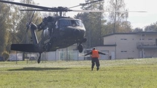 Black Hawk-Heli im Landeanflug auf Salzburg. (Bild: Tschepp Markus)