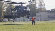 Black Hawk-Heli im Landeanflug auf Salzburg.
