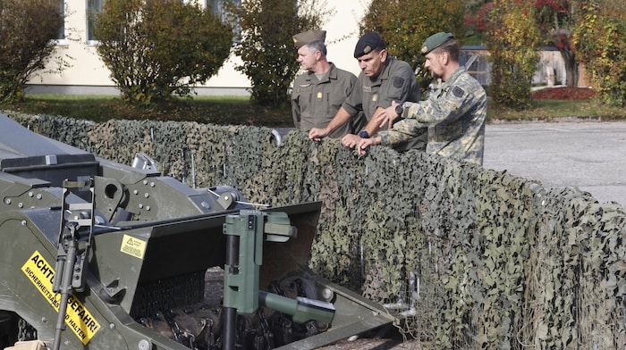 Brigadier Peter Schinnerl inspected the set-up with Major General Bruno Günter Hofbauer.