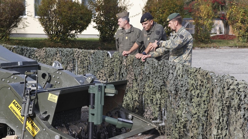 Brigadier Peter Schinnerl inspected the set-up with Major General Bruno Günter Hofbauer. (Bild: Tschepp Markus)