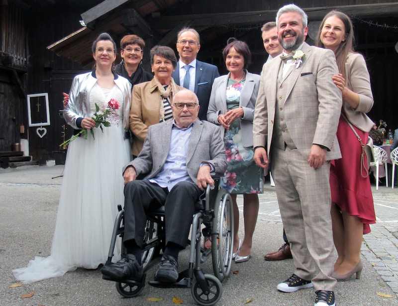 Bräutigam Thomas (r.), Braut Michaela (l.) und die gesamte Familie mit Opa Johann und Oma Christine (Mitte). (Bild: OÖRK/Hofer)