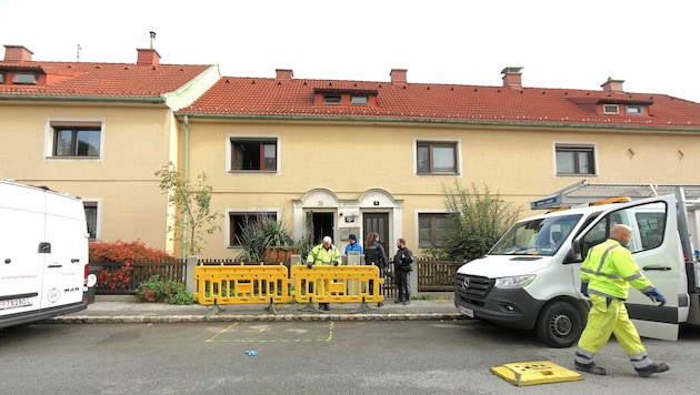 In diesem Haus kam es zur Tragödie, die Polizei ermittelte auf Hochtouren. (Bild: Bartel Gerhard)