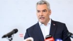 Die inhaltlichen Differenzen mit der SPÖ sind weitaus größer als etwa mit der FPÖ, dennoch habe es bereits „redliche“ Gespräche gegeben, so Nehammer. (Bild: MAX SLOVENCIK)