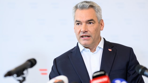 The substantive differences with the SPÖ are far greater than with the FPÖ, for example, but there have already been "honest" talks, according to Nehammer. (Bild: MAX SLOVENCIK)