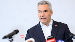 Die inhaltlichen Differenzen mit der SPÖ sind weitaus größer als etwa mit der FPÖ, dennoch habe es bereits „redliche“ Gespräche gegeben, so Nehammer. (Bild: MAX SLOVENCIK)