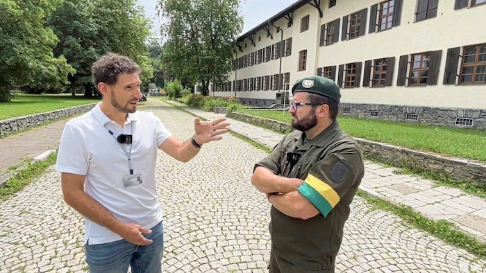 Historian Dr. Philipp Jernej guides Alexander Schwab, "Krone" editor and militia soldier, ...