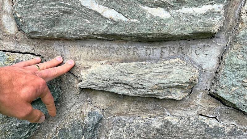 Kriegsgefangene verewigten sich in der Außenmauer der Kaserne – die Ritzungen sind bis heute sichtbar. (Bild: Bundesheer)