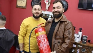 Mustafa Assad und Shikh Hassan eilten mit dem Feuerlöscher zu Hilfe. (Bild: laumat)