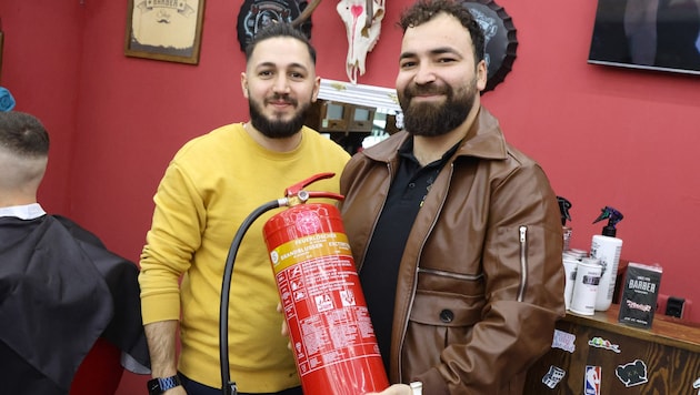 Mustafa Assad und Shikh Hassan eilten mit dem Feuerlöscher zu Hilfe. (Bild: laumat)