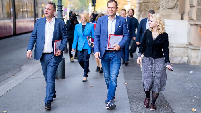 Andreas Babler und sein Verhandlungsteam am Weg zur ersten Gesprächsrunde mit der ÖVP