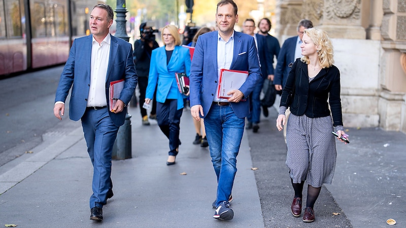 Andreas Babler und sein Verhandlungsteam am Weg zur ersten Gesprächsrunde mit der ÖVP (Bild: APA/GEORG HOCHMUTH)