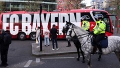 Der Team-Bus der Bayern wurde vor dem Spiel in Barcelona attackiert. (Symbolfoto).  (Bild: AFP/APA/Adrian DENNIS)