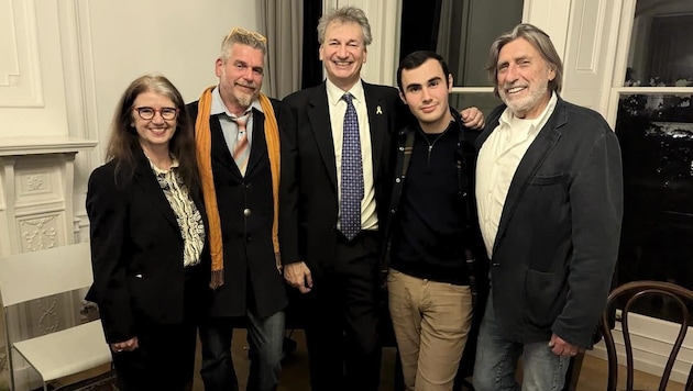 Waltraud Dennhardt-Herzog mit David Joseph (M.), Dan Saad und Norbert Blecha in London. (Bild: Terra Film)