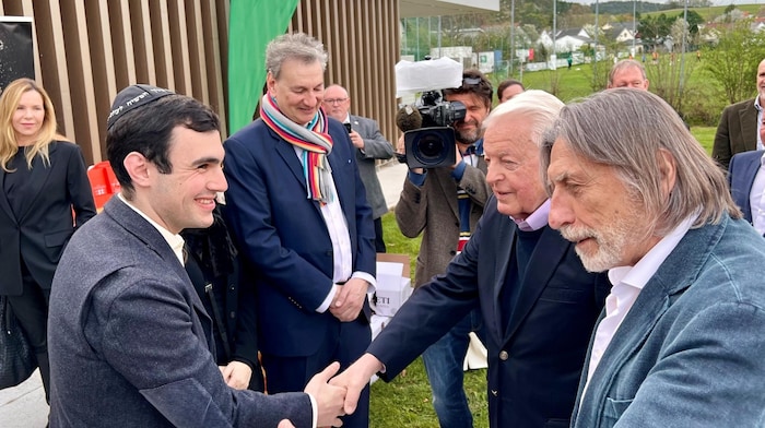Former Chancellor Franz Vranitzky and producer Norbert Blecha with Dan Saad and David Joseph in front of the synagogue in Kobersdorf at the premiere of Terra-Film's original documentary.