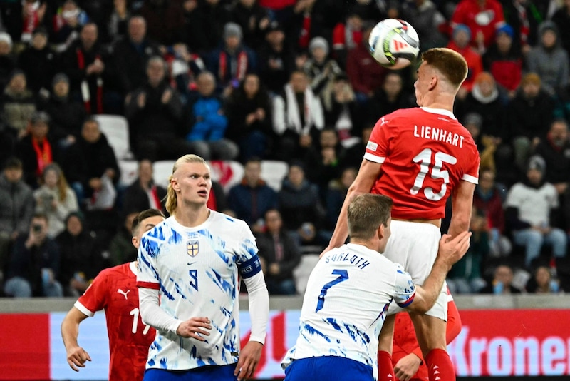 Da staunte auch Erling Haaland. Eine Etage über dem Fußball-Superstar köpfelte Lienhart beim 5:1 in der Nations League gegen Norwegen das 3:1. (Bild: AFP or licensors)