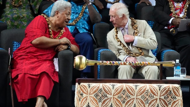 British King Charles and Samoan Prime Minister Afioga Fiamē Naomi Mataʻafa during the opening ceremony of the Commonwealth Heads of Government Meeting in Apia, Samoa. (Bild: ASSOCIATED PRESS)