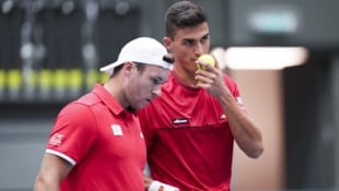 Lucas Miedler (links) und Alexander Erler stehen im Halbfinale.   (Bild: AP ( via APA) Austria Presse Agentur/APA/EVA MANHART)