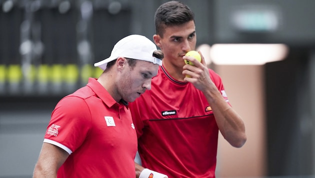 Lucas Miedler (links) und Alexander Erler stehen im Halbfinale.   (Bild: AP ( via APA) Austria Presse Agentur/APA/EVA MANHART)