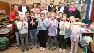 Früh übt sich, wer ein Musikvirtuose werden will: Landesrätin Daniela Winkler übergab die Blockflöten symbolisch an die Kinder der Volksschule Andau. (Bild: Judt Reinhard)