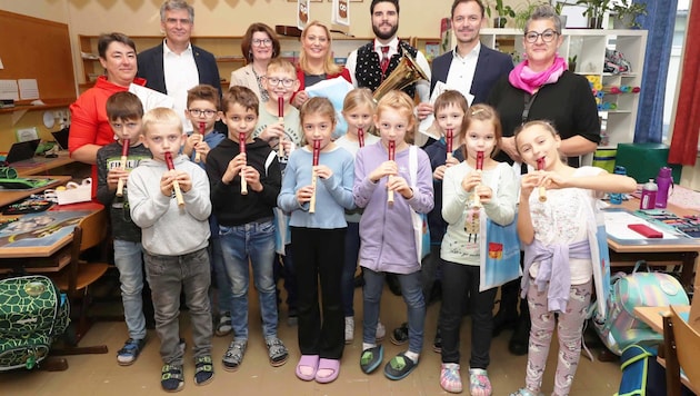 Früh übt sich, wer ein Musikvirtuose werden will: Landesrätin Daniela Winkler übergab die Blockflöten symbolisch an die Kinder der Volksschule Andau. (Bild: Judt Reinhard)