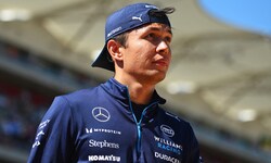 Alex Albon zeigt sich nach dem Crash im ersten Training frustriert. 