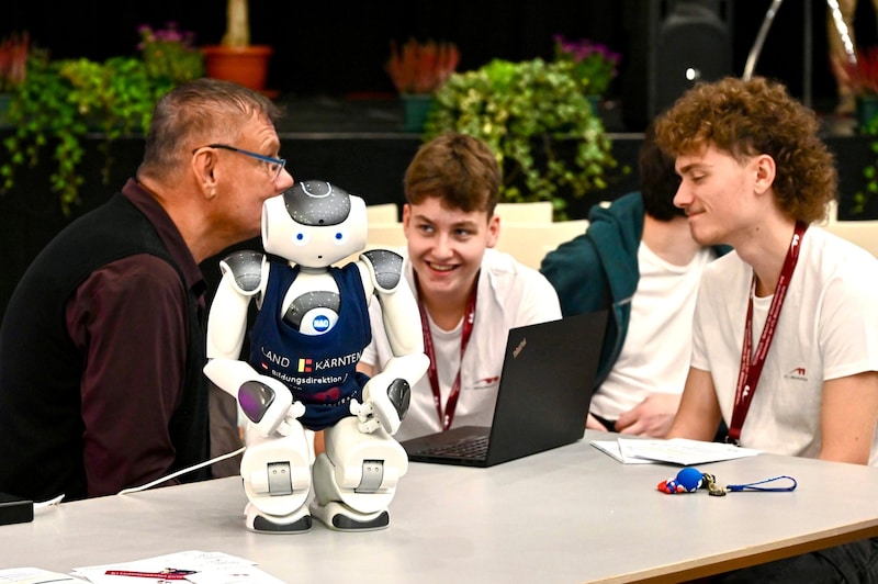 Bildungsroboter „Elias“ durfte auch nicht fehlen. (Bild: Evelyn Hronek/EVELYN HRONEK)