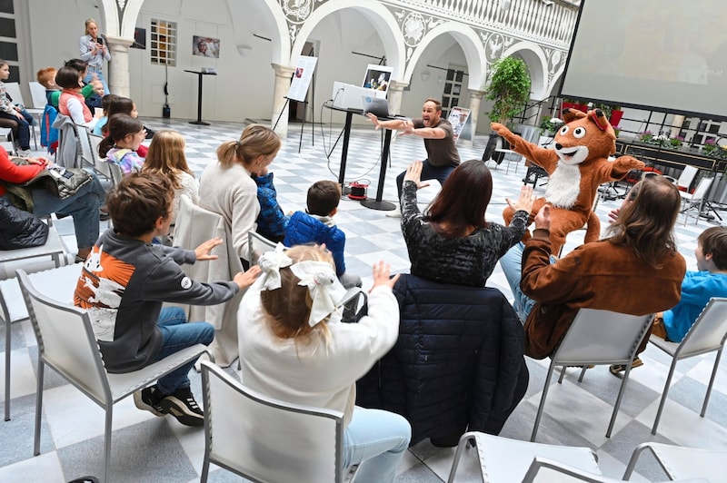 Leseonkel Christian und Lesefuchs „Theo“ mit den jüngsten KI-Fans. (Bild: Evelyn Hronek/EVELYN HRONEK)