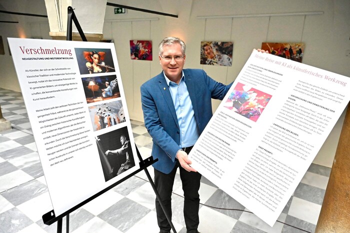 Mayor Martin Kulmer at the exhibition in St. Veit town hall.
