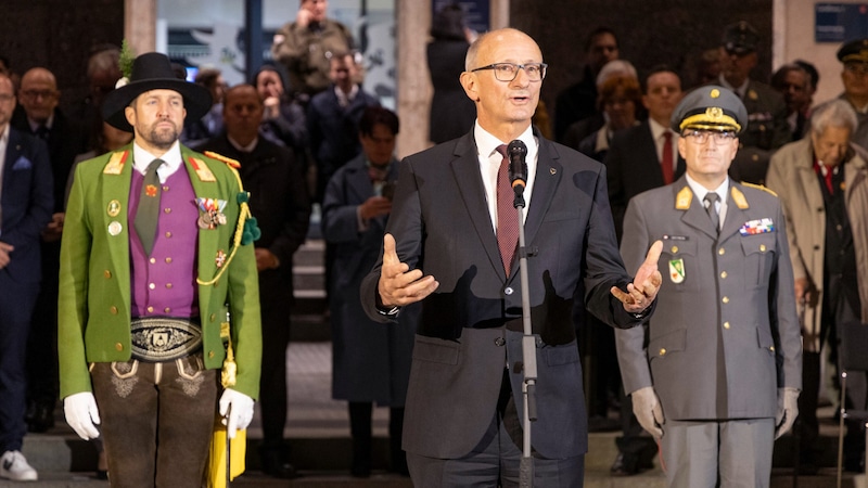 LH Anton Mattle bei seiner Festansprache am Landhausplatz. (Bild: Land Tirol/Die Fotografen)