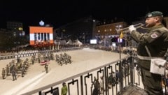 Feierliche Aufführung des Großen Zapfenstreichs am Landhausplatz  (Bild: Land Tirol/Die Fotografen)