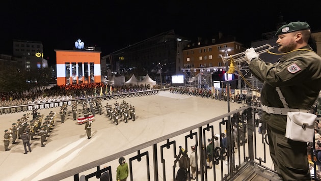 Feierliche Aufführung des Großen Zapfenstreichs am Landhausplatz  (Bild: Land Tirol/Die Fotografen)