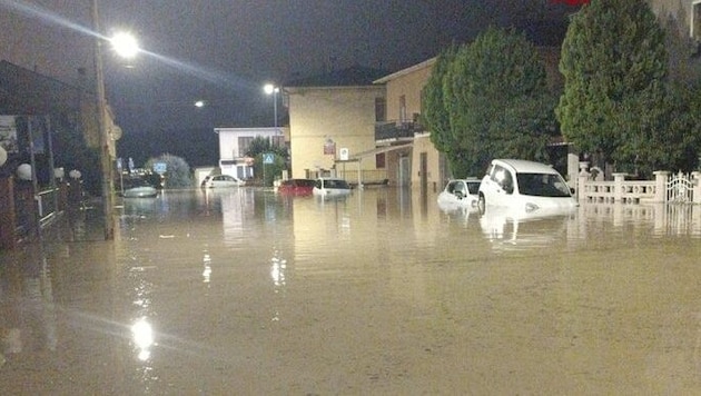 Flooded roads in Tuscany (Bild: x.com/vigilidelfuoco)