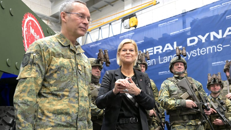 Defense Minister Klaudia Tanner and Chief of Staff Rudolf Striedinger (Bild: APA/ROLAND SCHLAGER)