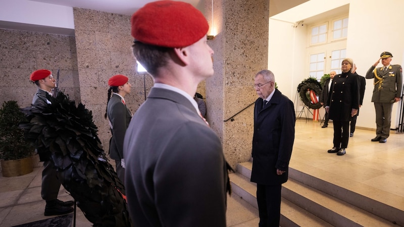 Alexander Van der Bellen betonte in seiner Rede, dass er Nehammers Auffassung zu der Demonstration, die „ausgerechnet am 9. November“ stattfinden soll, „vollinhaltlich teile“. (Bild: APA/BUNDESHEER/PETER LECHNER)