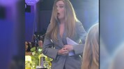 Huch! Da hatte Joey King noch einmal Glück. Denn bei einer Preisgala platzte ihr Blazer auf – ...