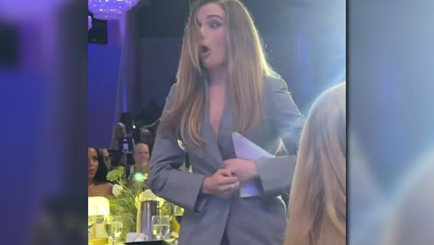 Oops, Joey King was lucky again. Because at an awards gala, her blazer burst open - and underneath, the actress was wearing (Bild: instagram.com/joeyking)