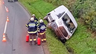 Der Kastenwagen kippte in den Straßengraben.  (Bild: Manfred Eder/FF Jagerberg)