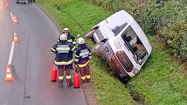 Der Kastenwagen kippte in den Straßengraben.  (Bild: Manfred Eder/FF Jagerberg)