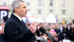 Karl Nehammer spricht anlässlich des Nationalfeiertags auf dem Wiener Heldenplatz. (Bild: APA/MAX SLOVENCIK)